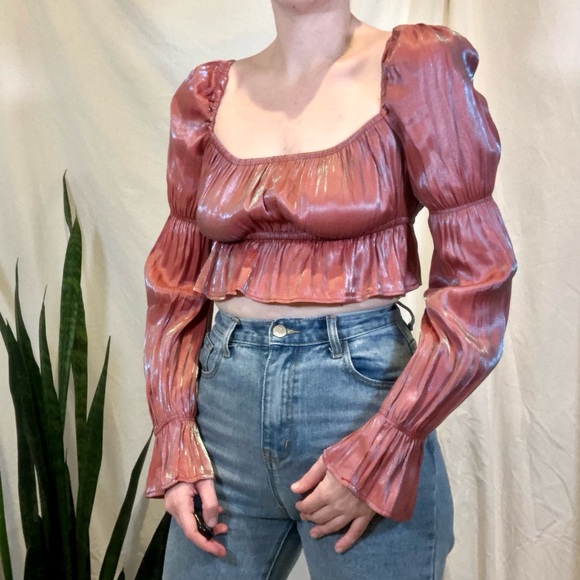 💸 5/20 PrettyLittleThing Gathered Puff Sleeve Iridescent High Shine Crop Top - Picture 1 of 9